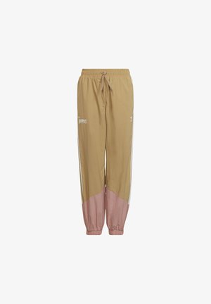 Pantalon de survêtement Adidas marron clair et rose avec taille et poignets élastiques, bandes blanches sur les côtés et logos Adidas sur le haut des jambes avant.