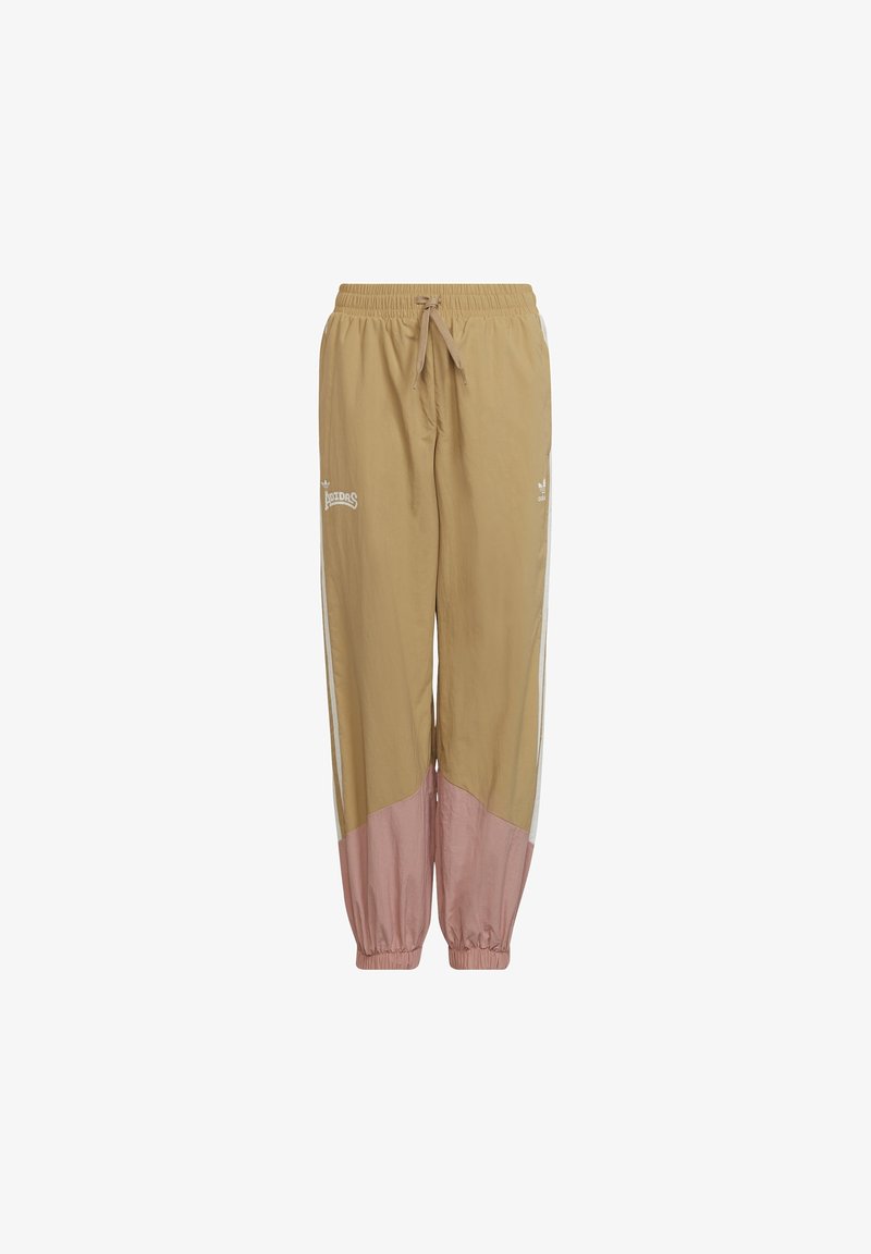 Jasnobrązowe i różowe spodnie dresowe Adidas z elastycznym pasem i mankietami, białe boczne paski oraz logo Adidas na przednich górnych partiach nóg.