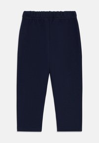 Námornícke legíny vyrobené z jemného bavlneného jersey, s elastickým pásom, hladkou textúrou a zúženým strihom bez výrazných vzorov alebo akcentov.