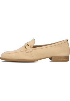 Loafer en suède beige avec un petit talon empilé, présentant un accent décoratif en matériel doré sur le devant et un détail de couture minimal.