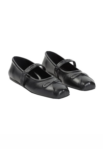 Scarpe flat in pelle nera con una punta quadrata, dotate di una fascia testurizzata e dettagli plissettati sulla parte superiore. Finitura liscia e opaca.