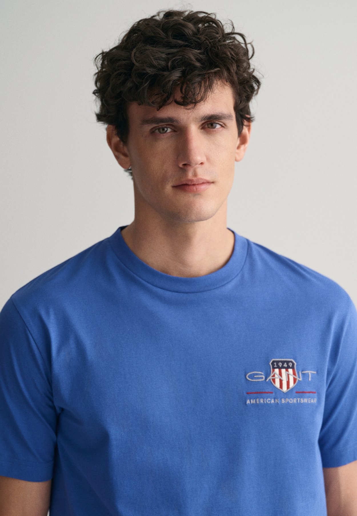 REG ARCHIVE SHIELD EMB SS T-SHIRT