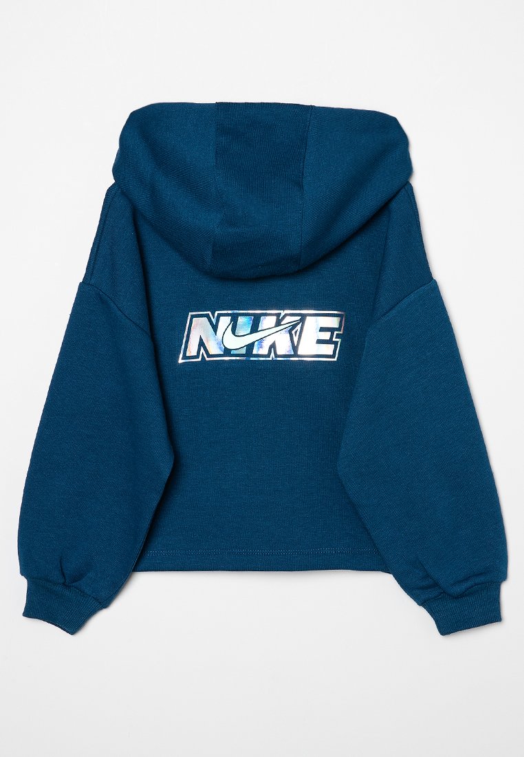 Sweat-shirt à capuche bleu foncé avec des manches longues et un logo "NIKE" réfléchissant au dos, mettant en avant un design de swoosh.