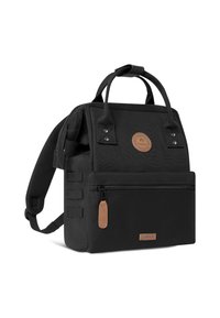 Sac à dos en tissu noir avec deux anses supérieures et une bandoulière. Comprend une poche zippée à l'avant, une étiquette en cuir et des garnitures en métal.