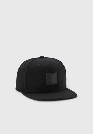 Sort stof snapback kasket med flad skygge og et firkantet sort patch-logo på fronten i midten.