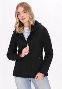 Črna zip-up jakna s kapuco, ki ima gladko teksturo, srebrno kovinsko opremo in majhen logotip na levem prsnem delu. Pod njo je črtasta majica.