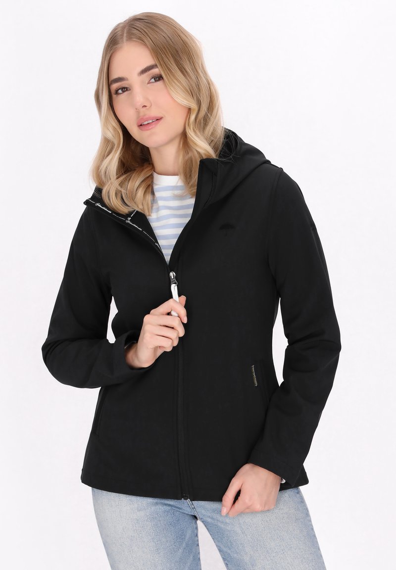 Črna zip-up jakna s kapuco, ki ima gladko teksturo, srebrno kovinsko opremo in majhen logotip na levem prsnem delu. Pod njo je črtasta majica.