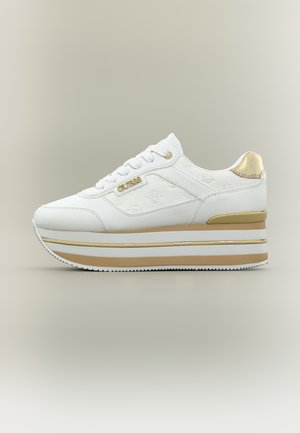 Baskets à plateforme blanches et dorées avec un design à lacets, un motif logo embossé et une étiquette de marque "GUESS" sur le côté.