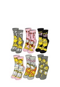 Set di sei paia di calzini con design di cartoni animati. I colori includono grigio, rosa e nero. I motivi raffigurano gatti, frasi di testo e grafiche giocose.
