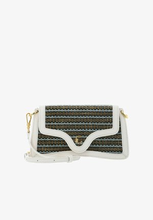 Petit sac à main rectangulaire avec garniture en cuir blanc, motif tissé noir, or et bleu, fermoir doré et bandoulière en cuir blanc réglable.