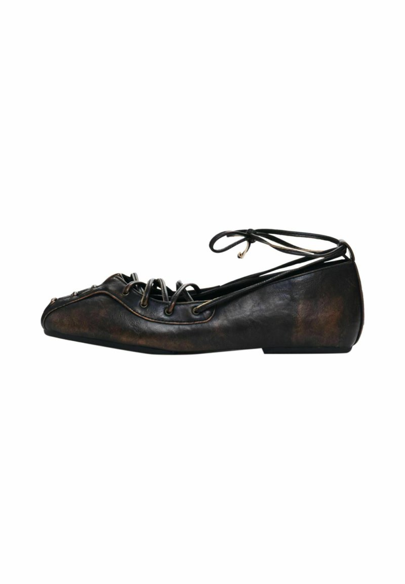 Black leather flat shoe with a rounded toe, lace-up detail, and a low heel. Textured finish with subtle color variations.