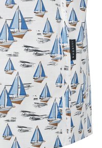 Weißer Stoff mit einem wiederholten Muster von blauen Segelbooten mit braunen Rümpfen und schwarzen Wellen. Enthält ein kleines Etikett mit der Aufschrift "bugatti."