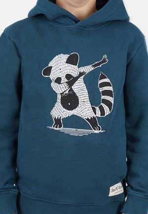 Teal hoodie met een zwart-wit raccoon afbeelding. Het materiaal is zacht, met ribgebreide boorden en een kangoeroezak aan de voorkant.