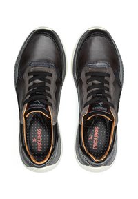 Zapatillas negras y grises con parte superior de cuero y malla, punta redonda, suela de goma y detalles perforados. Presentan cordones negros y una marca en el interior.