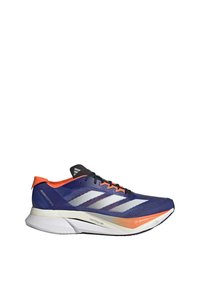 Løbesko med mesh-overdel i navy og orange, forsynet med tre hvide striber, spids tå og en let sål. Model: Adizero Boston 12.