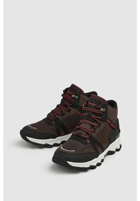 Zapatillas altas marrones con acentos negros, cordones rojos, parte superior de tejido texturizado y suela blanca gruesa. Logotipo de "Pepe Jeans" en el lateral.