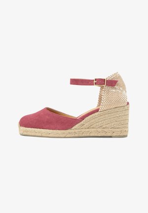 Keilsandalette mit rosa Stoffoberteil, Knöchelriemen mit goldener Schnalle, gewebter beiger Fersenpartie und geflochtener Jute-Plateausohle.