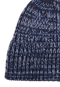 Cappello a maglia blu scuro con filato bianco e blu chiaro intrecciato in un motivo a coste testurizzato.
