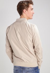 Urban Classics LIGHT BOMBER JACKET - Bombera - sand