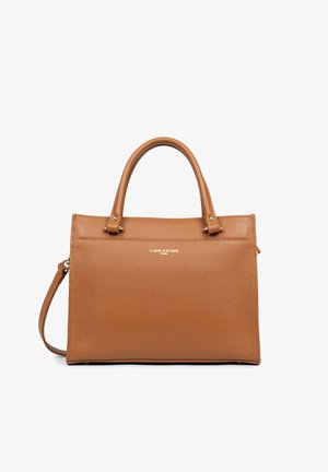 Sac à main en cuir marron avec un design structuré, des poignées supérieures et une bandoulière amovible. Il comporte un logo doré et une finition texturée.