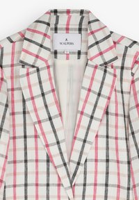 Geruite blazer in wit, roze, grijs en zwart. Het heeft een omgeslagen kraag en een textuurstof, met zichtbare binnenvoering. Merkenlabel aan de binnenkant.