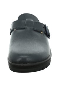 Dunkelblaues Leder Slipper mit runder Zehenform, einzelner Schnallenriemen, strukturiertem Obermaterial und schwarzer Gummisohle. Einfaches Design mit minimalen Akzenten.