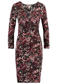 Svart knälang klänning med långa ärmar och paisleymönster i röd, vit och rosa, med V-ringning och rynkad midjedetalj.