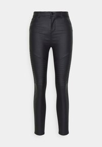 Pantalones de piel sintética negra con un diseño ajustado, que presentan acentos en relieve en los muslos y una textura suave en todo su conjunto.