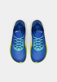 Zapatillas deportivas azules con parte superior de malla, cordones turquesa y suela de un verde brillante. Presentan un diseño aerodinámico y una construcción ligera.