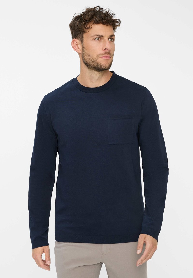 Navyblaue Langarm-T-Shirt aus Baumwolle mit Rundhalsausschnitt und einer Brusttasche. Glatte Textur und taillierte Passform.