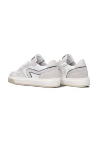 Witte en lichtgrijze sneakers van suede en leer, met een gestikt zwart contour, een gestructureerde zool en witte veters.