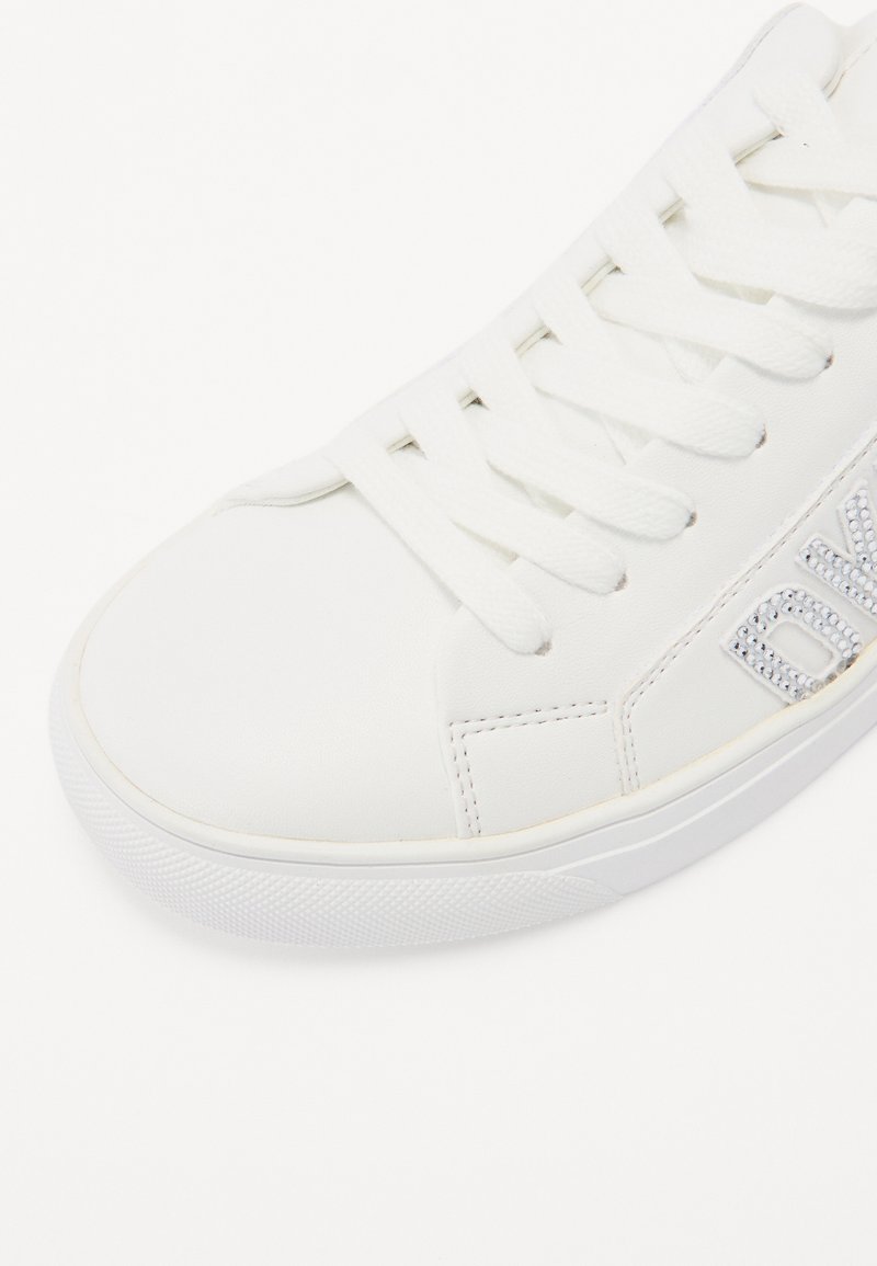 DKNY ADIRA LACE UP SNEAKER - Edzőcipő - white/fehér