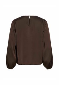 Blouse marron foncé à manches longues avec une petite ouverture en forme de trou de serrure et fermeture par bouton au niveau de l'encolure arrière, poignets élastiques aux manches.