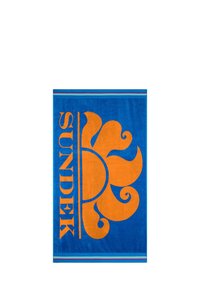 Asciugamano da spiaggia blu con un design a esplosione arancione e la parola "SUNDEK." Presenta accenti orizzontali a strisce nella parte superiore in blu e arancione.
