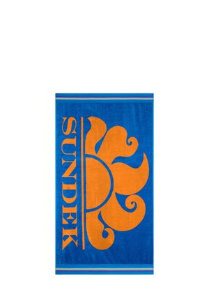 Asciugamano da spiaggia blu con un design a esplosione arancione e la parola "SUNDEK." Presenta accenti orizzontali a strisce nella parte superiore in blu e arancione.
