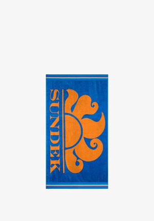Asciugamano da spiaggia blu con un design a esplosione arancione e la parola "SUNDEK." Presenta accenti orizzontali a strisce nella parte superiore in blu e arancione.