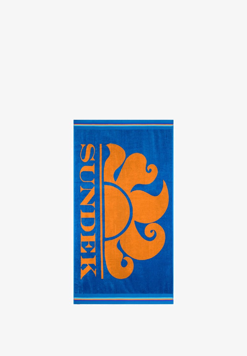 Asciugamano da spiaggia blu con un design a esplosione arancione e la parola "SUNDEK." Presenta accenti orizzontali a strisce nella parte superiore in blu e arancione.