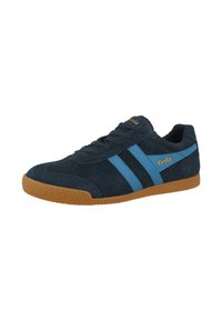 Sneaker in suede blu navy con due strisce azzurre, suola in gomma color caramello e accentuazione logo dorato sul lato. Design con punta arrotondata e chiusura con lacci piatta.