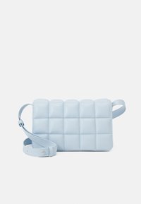 Borsa a tracolla in pelle blu chiaro con design trapuntato, forma rettangolare, tracolla regolabile e chiusura a scatto.
