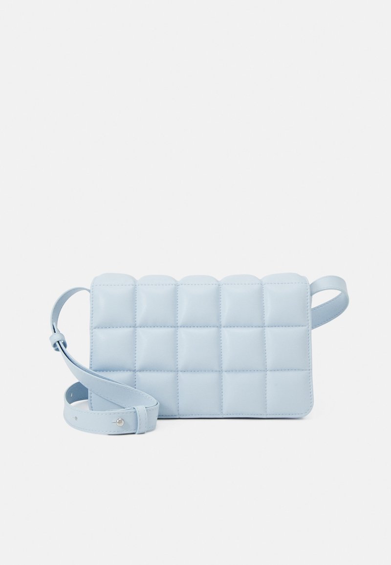 Borsa a tracolla in pelle blu chiaro con design trapuntato, forma rettangolare, tracolla regolabile e chiusura a scatto.