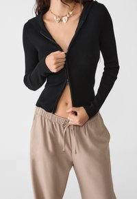 Stradivarius Träningsbyxor - beige