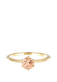 Guld ring med en rund, ferskenfarvet sten sikret af seks klør på en slank ring. Ringen har en poleret overflade med indgraveret stempel.