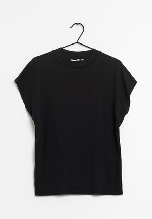 T-shirt nera a maniche corte con scollo a girocollo appesa a una gruccia di filo nera su sfondo bianco.