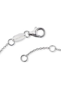 Collana in argento con chiusura tipo granchio e accenti a catena circolare. Presenta una finitura liscia e lucida e un logo incastonato sul tag centrale.