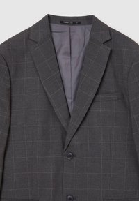Blazer da uomo grigio scuro con un sottile motivo a finestra, rever a punta, due bottoni e una tasca sul petto, mostrato frontale e sbottonato.