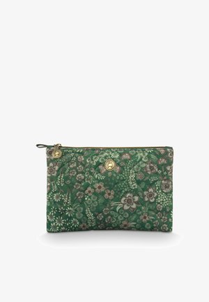 Groene bloemenquilted stof tas met een gouden rits en twee kleine gouden embleemcharms.