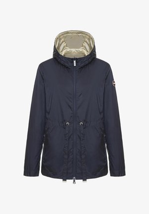 Tumesinine kapuutsiga jakk, millel on kreemikas sisemine vooder, esiküljel tõmblukk, reguleeritavad vöököied ja logo-täpp vasakul varrukal.