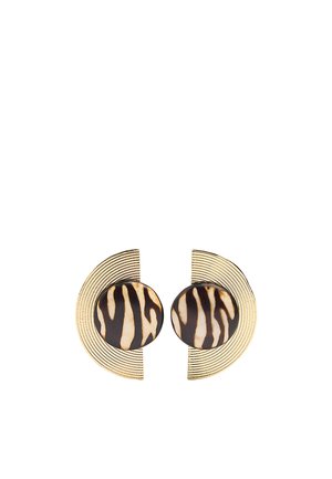 Złote kolczyki w kształcie półkola z koncentrycznymi prążkami i okrągłymi czarno-beżowymi tulejkami o wzorze zebry.