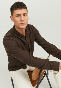 Jack & Jones JJECLASSIC MELANGE LS SN - Pluus - seal brown