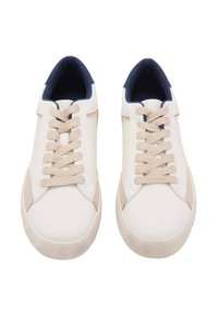 Sneakers bianchi con dettagli beige, dotati di suola in gomma testurizzata, punta tonda e rivestimento interno blu navy a contrasto. Design classico con lacci.